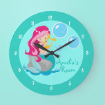 Grande Horloge Ronde Fille de sirène personnalisée Turquoise<br><div class="desc">Belle horloge murale turquoise en sirène avec le nom de votre enfant personnalisé en écriture assez turquoise. C'est une jolie maison de plage pour enfants horloge de chambre. Images par www.prettygrafik.com</div>