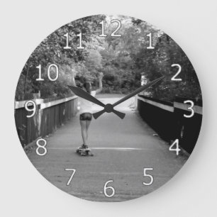 Grande Horloge Ronde Fille Longboarder