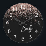 Grande Horloge Ronde Fille Rose noir or bleu Parties scintillant rose M<br><div class="desc">Parties scintillant étincelante noire et Rose or rose brillant brossée Script Monogramme Nom Horloge. Cela rend le cadeau parfait pour 16 ans, mariage, douche nuptiale, anniversaire, baby shower ou bachelorette pour quelqu'un qui aime le luxe glam et les styles chic.</div>