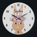 Grande Horloge Ronde Filles Aquarelle Florale tendance Rabbit et nom<br><div class="desc">Cette horloge pour enfants, magnifique et tendance, présente un beau lapin lapin peint à la main avec une couronne florale. Cette aquarelle fleurie dispose également d'un endroit où vous pouvez ajouter le nom de votre fille. Parfait pour la chambre d'un enfant ou la crèche de bébé !</div>