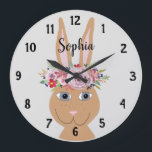 Grande Horloge Ronde Filles Aquarelle Florale tendance Rabbit et nom<br><div class="desc">Cette horloge pour enfants,  magnifique et tendance,  présente un beau lapin lapin peint à la main avec une couronne florale. Cette aquarelle fleurie dispose également d'un endroit où vous pouvez ajouter le nom de votre fille. Parfait pour la chambre d'un enfant ou la crèche de bébé !</div>