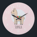 Grande Horloge Ronde Filles mignonne rose arc-en-ciel Llama et nom Enfa<br><div class="desc">Cette horloge rose,  mignonne et tendance,  présente un dessin exquis en lama arc-en-ciel dessiné à la main. Ce joli design dispose également d'un endroit où vous pouvez ajouter un nom. Le design ludique parfait pour une chambre d'enfant ou une crèche d'enfant !</div>