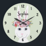 Grande Horloge Ronde Filles Whimsical Floral Aquarelle Rabbit et nom<br><div class="desc">Cette horloge enfant fantaisiste et tendance présente un beau lapin lapin peint à la main avec une couronne florale, et un arrière - plan personnalisable. Cette aquarelle fleurie dispose également d'un endroit où vous pouvez ajouter le nom de votre fille. Parfait pour la chambre d'un enfant ou la crèche de...</div>