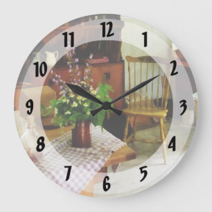 Grande Horloge Ronde Fleurs sauvages sur la table de cuisine