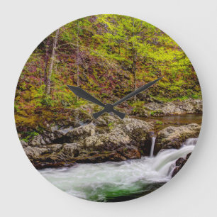 Grande Horloge Ronde Flux De Forêts Dans Les Grandes Montagnes Fumées