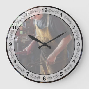 Grande Horloge Ronde Forgeron - Ça commence fort