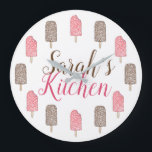 Grande Horloge Ronde Fraise Chocolat Crème glacée Popsicles Cuisine<br><div class="desc">L'horloge murale présente une illustration originale de succulents gâteaux à la fraise et des glaces à la crème glacée au chocolat. Personnalisez-vous simplement pour un accessoire de cuisine amusant. Ce modèle alimentaire est également disponible sur d'autres produits. Une décoration à thème fruité est également disponible. Ne vois-tu pas ce que...</div>
