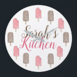 Grande Horloge Ronde Fraise Chocolat Crème glacée Popsicles Cuisine<br><div class="desc">L'horloge murale présente une illustration originale de succulents gâteaux à la fraise et des glaces à la crème glacée au chocolat. Personnalisez-vous simplement pour un accessoire de cuisine amusant. Ce modèle alimentaire est également disponible sur d'autres produits. Une décoration à thème fruité est également disponible. Ne vois-tu pas ce que...</div>