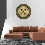 Grande Horloge Ronde Frame circulaire en or brillant 50e mariage<br><div class="desc">Style tourbillonnant doré luxueux 50e anniversaire mariage design horloge murale. Anniversaire du mariage d'or. Typographie noire personnalisée.</div>