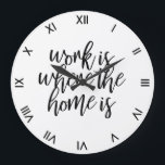 Grande Horloge Ronde Funky Home Office Cute Quote Script de brosse<br><div class="desc">Horloge murale amusante pour votre bureau à la maison qui dit que le travail est là où la maison est dans un script de brosse noire avec des chiffres romains propres.</div>