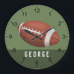 Grande Horloge Ronde Garçons Football moderne et vert Sports Enfants<br><div class="desc">Ce joli design d'horloge pour garçons sur le thème du sport présente un dessin animé de football américain avec des chiffres, et peut être personnalisé avec votre nom de garçon. Parfait pour les enfants amateurs de sport. Décor parfait pour une chambre pour enfants, une salle de jeux ou une garderie...</div>