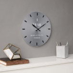 Grande Horloge Ronde Gardien minimal Mariage d'argent moderne<br><div class="desc">Une horloge mariage moderne,  simple,  classe,  élégante,  personnalisée,  avec une typographie moderne et un arrière - plan en métal brossé. Un beau cadeau personnalisé de mariage ou d'anniversaire pour un couple jeune - et jeune à coeur - célébrant leur 1er,  3ème,  5ème,  10,  25ème ou 50ème anniversaire.</div>