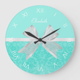 Grande Horloge Ronde Girl Aqua Turquoise Damask Ruban blanc avec nom