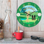 Grande Horloge Ronde Golf Course Nom personnalisé 3-D Monogramme<br><div class="desc">Une horloge murale unique sur mesure pour amoureux du golf - fait avec goût - prêt à courir le terrain - pittoresque - golfeur en action - et personnalisez avec un monogramme personnalisé à deux tons ainsi que leur nom. C'est un grand cadeau pour tous les amateurs de golf messieurs...</div>