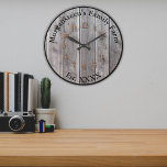 Grande Horloge Ronde Gray Rustic Barnwood Famille Maison établie<br><div class="desc">Personnalisez cette horloge personnalisée en bois d'écorce avec votre nom de ferme, ranch, écurie ou famille pour ajouter une touche personnelle à la décoration. Parfait pour la grange familiale ou un décor à thème de ferme. Gris grange bois look horloge visage avec les chiffres au centre. Choisissez l'une des deux...</div>