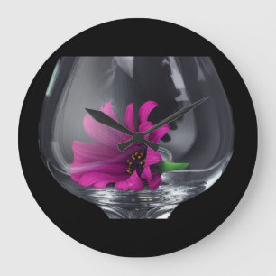 Grande Horloge Ronde Gros plan sur une marguerite rose dans un verre à