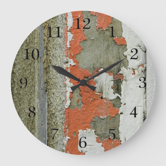 Grande Horloge Ronde Grunge peint orange sur mur de béton (Recto)