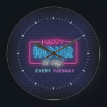 Grande Horloge Ronde Happy Hour All Day Neon Sign Custom Text<br><div class="desc">Happy hour toute la journée,  texte de style néon blanc,  rose et bleu sur un mur en brique. Texte personnalisé en néon violet et bleu. Arrière - plan de mur en briques bleues.</div>