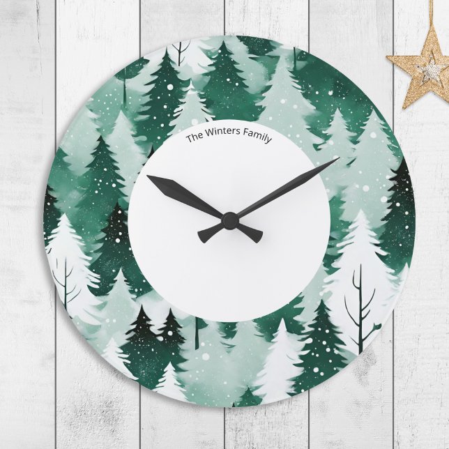 Grande Horloge Ronde Hiver À feuillage persistant Forêt neige arbres Pe (A wall clock with winter woodland snow scene picture in green and white, personalized with a name)
