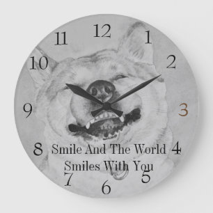 Grande Horloge Ronde humour noir et blanc de akita, chien souriant