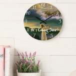 GRANDE HORLOGE RONDE IL VIENT BIENTÔT FEMME<br><div class="desc">Jésus à la Porte du Ciel design Vintage. Vous êtes morts et êtes arrivés aux portes du Ciel,  le gardien est là à l'entrée et le texte qui dit QUE IL VIENT BIENTÔT</div>