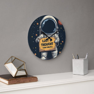 Grande Horloge Ronde Illustration d'astronaute drôle perdu dans ses pen