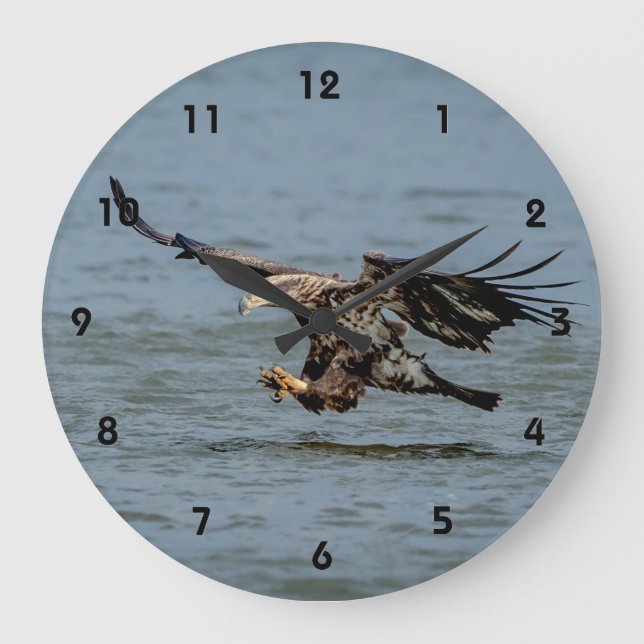 Grande Horloge Ronde Immature Bald Eagle plongée pour un poisson (Recto)
