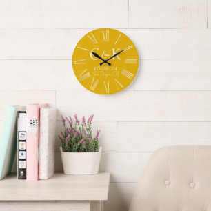 Grande Horloge Ronde Initiales de monogramme sur Mariage jaune moutarde