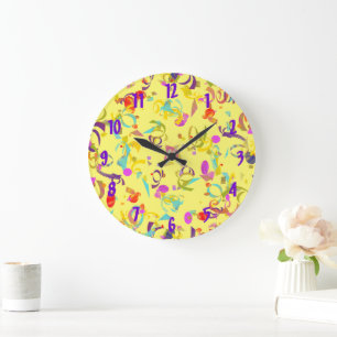 Grande Horloge Ronde Jeu de Confetti Abstrait et coloré au-dessus du J