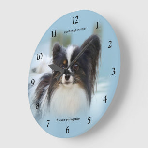 Grande Horloge Ronde Joli chien Papillon Toy Spaniel au quai