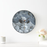 Grande Horloge Ronde Jolly Christmas Snowman Délice<br><div class="desc">Un charmant bonhomme de neige à l'expression joyeuse et un casquette douillet se dresse fièrement au milieu d'un paysage hivernal serein. Des montagnes majestueuses forment un décor époustouflant,  tandis que des étoiles délicates scintillent dans un ciel nocturne. Un arbre miniature renforce l'ambiance festive.</div>