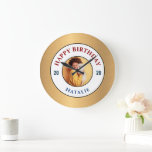 Grande Horloge Ronde Joyeux anniversaire Photo Gold Elegant Personnalis<br><div class="desc">Joyeux Anniversaire Photo Gold Elegant Personnaliser Grande horloge est idéal pour offrir comme cadeau pour célébrer l'anniversaire de la personne tous les jours. Personnalisez-le avec photo,  nom et âge.</div>