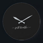 Grande Horloge Ronde Juste respirer noir élégant script yoga<br><div class="desc">Horloge de yoga moderne avec un arrière - plan noir chic et un élégant script blanc lettré main avec la citation "juste respirer".</div>