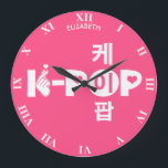 Grande Horloge Ronde Kpop K-Pop En Coréen Symbole Kpop Main Et Coeur<br><div class="desc">K-Pop Kpop Dans Coréen Symbole Kpop Main Et Coeur. Pour Tous Les Amateurs De K-Pop, Les Amateurs De Musique Coréenne, Les Amateurs De Pop Coréens Avec La Main De Kpop Et Le Symbole Du Coeur En Tant Que Partie De La Lettre K. Parfait Pour Un Cadeau D'Anniversaire Ou Un Cadeau...</div>