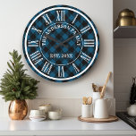 Grande Horloge Ronde La Marine Et Le Buffle Noir Ont Jeté Des Chiffres<br><div class="desc">Ajoutez une touche de charme rustique à votre maison avec notre Marine et Black Buffalo Plaid Rustique Roman Numeral Large Horloge! Cette horloge saisissante présente un motif classique en bleu marine et noir, complété par des chiffres romains audacieux pour un look intemporel. Parfait pour un salon, une cuisine ou un...</div>