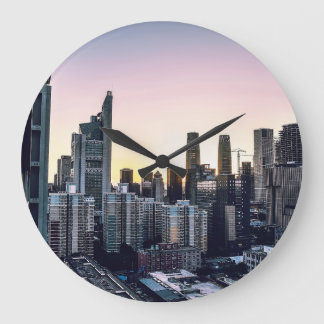 GRANDE HORLOGE RONDE LA VILLE EN CROISSANCE