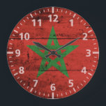 Grande Horloge Ronde Le drapeau marocain sur le vieux grain de bois<br><div class="desc">N'hésitez pas à modifier le design selon vos préférences. Vous pouvez modifier l'emplacement, l'orientation, les couleurs et la taille des arrière - plans. De plus, vous pouvez ajouter votre propre texte, ou slogan définir sa police, son emplacement et sa taille, le tout afin de créer le cadeau personnel ultime pour...</div>