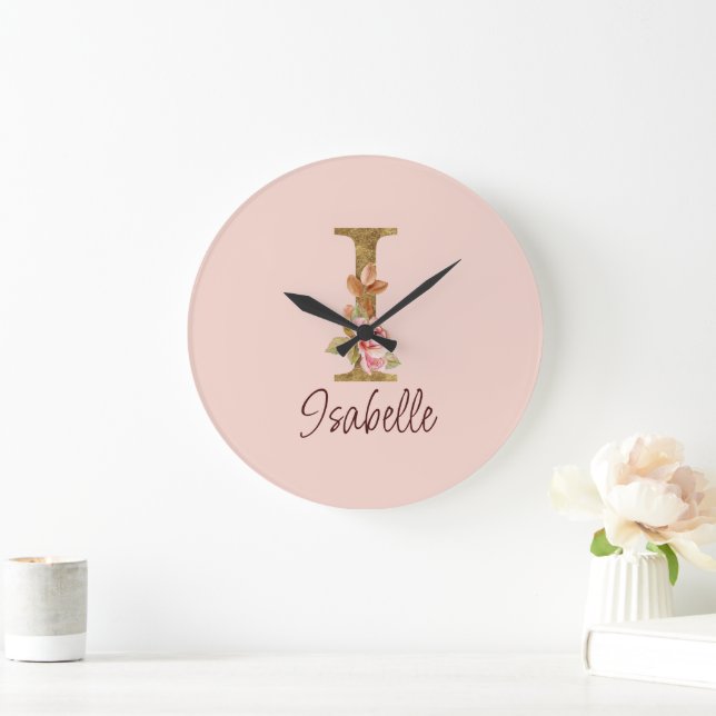 Grande Horloge Ronde Lettre de nom personnalisée I Roses roses blush en (Maison)