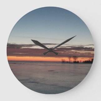 Grande Horloge Ronde Lever de soleil sur glace d'hiver sur le lac Winne