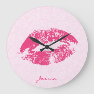 Grande Horloge Ronde Lèvres rouges monogrammes sur Damas rose clair