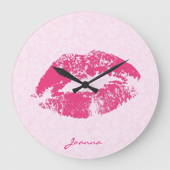 Grande Horloge Ronde Lèvres rouges monogrammes sur Damas rose clair (Recto)