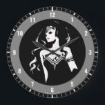 Grande Horloge Ronde Ligue de Justice | Wonder Woman Noir Pop Art<br><div class="desc">Découvrez ce dessin stylisé noir et blanc de la Femme Merveilleuse de la Ligue de la Justice. Cette pop art d'inspiration noire a une tache rouge de couleur pour son rouge à lèvres.</div>