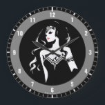 Grande Horloge Ronde Ligue de Justice | Wonder Woman Noir Pop Art<br><div class="desc">Découvrez ce dessin stylisé noir et blanc de la Femme Merveilleuse de la Ligue de la Justice. Cette pop art d'inspiration noire a une tache rouge de couleur pour son rouge à lèvres.</div>