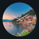 Grande Horloge Ronde Littoral | Varenna, Lombardie, Italie<br><div class="desc">Cette photo extraordinaire de Getty Images présente un coucher de soleil sur le village traditionnel de Varenna sur la rive du lac de Côme, province de Lecco, Lombardie, Italie.</div>