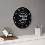 Grande Horloge Ronde Logo et texte personnalisés pour l'entreprise sur<br><div class="desc">Remplacez le logo et le texte de la société échantillon par les vôtres dans la barre latérale pour créer une horloge murale minimaliste élégante pour votre entreprise avec un simple fond noir. Votre texte se courbe autour du haut et du bas de votre logo. Les logos blancs ou de couleur...</div>