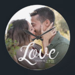 Grande Horloge Ronde LOVE Modern Script Simple Élégant Keepsaké<br><div class="desc">Élégant souvenir mariage moderne pour les nouveaux mariés,  Saint-Valentin,  anniversaires,  présentant votre photo mariage ou fiançailles préférée avec la calligraphie script moderne lire l'AMOUR sur vos noms personnalisés et dater sur un dégradé foncé pour faire ressortir la typographie.</div>