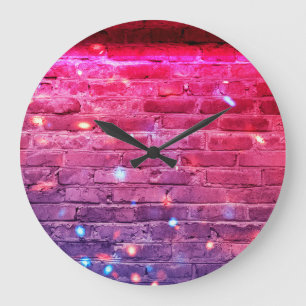 Grande Horloge Ronde Lumière néon : mur de brique vide.