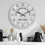 Grande Horloge Ronde Maison rustique en bois de grange blanc Nom person<br><div class="desc">Grande belle grange blanche rustique bois vintage nom de famille personnalisé année déco murale horloge. La planche en bois de campagne parfaite recherchent n'importe quelle maison ou cuisine.</div>