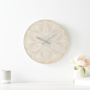 Grande Horloge Ronde Mandala blanc exotique sur Arrière - plan beige