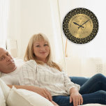 Grande Horloge Ronde Mandala d'or à l'occasion du 50e anniversaire du M<br><div class="desc">Cercle de mandala orné or sur arrière - plan noir,  personnalisable mariage or Anniversaire. Célébration de 50 ans de bons souvenirs texte personnalisable.</div>